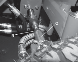 AJUSTES E Manual de Seguridad y Operación POSICIONAMIENTO HACIA DENTRO DE LAS RUEDAS TRASERAS Las ruedas traseras debieran mirar hacia dentro 1/8" (3.