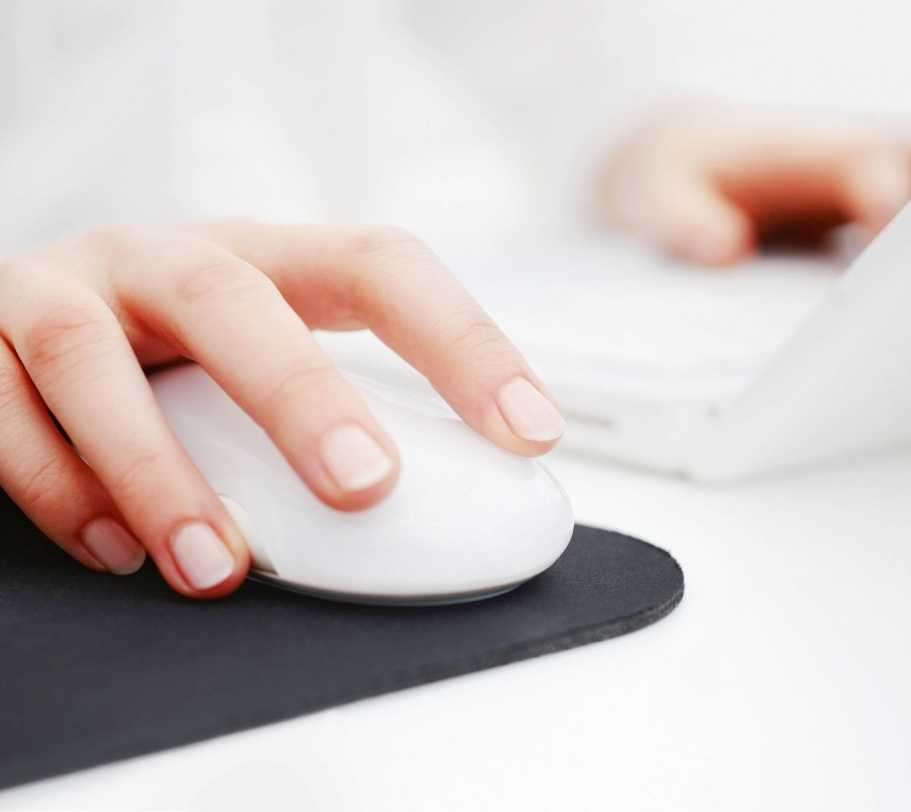 VINKIT Vinkkejä ergonomiseen hiiren käsittelyyn: 1. Sijoita näppäimistö ja hiiri yhtenäiselle pöytätasolle ja varaa näppäimistön eteen tilaa tukea ranteille. 2.Pidä ranteesi suorana hiirtä käyttäessä.