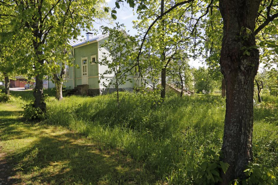 Samaan maisemalliseen kokonaisuuteen kuuluvat myös mm. Helteen, Arolan ja Kirran kiinteistöt, sekä hieman kauempana mm. vanha Osuuspankin rakennus.