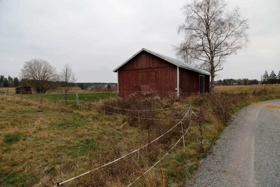 tuulivoimalasta pohjoisessa. Historiallisen kylänpaikan pohjoisempi kohde sijaitsee pääosin heinää kasvavalla pellolla ja eteläisempi sijaitsee rakennetulla pihamaalla. Kuva 55.