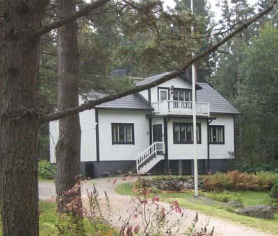 Kaava-alue rajautuu idässä suureen metsäalueeseen, jossa on mm. komeita harjanteita ja pieniä nevoja ja saniaiskorpia. Metsäalue on arvokas myös ulkoilun ja virkistyksen kannalta.