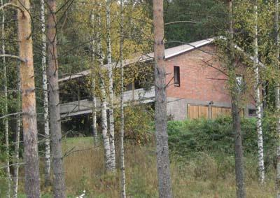 Alueella on ennen sotaa rakennettuja puutaloja, 1950 1960-lukujen rintamamiestaloja, 1970 1980-lukujen tiilitaloja sekä erityylisiä ja muotoisia puutaloja eri vuosikymmeniltä.