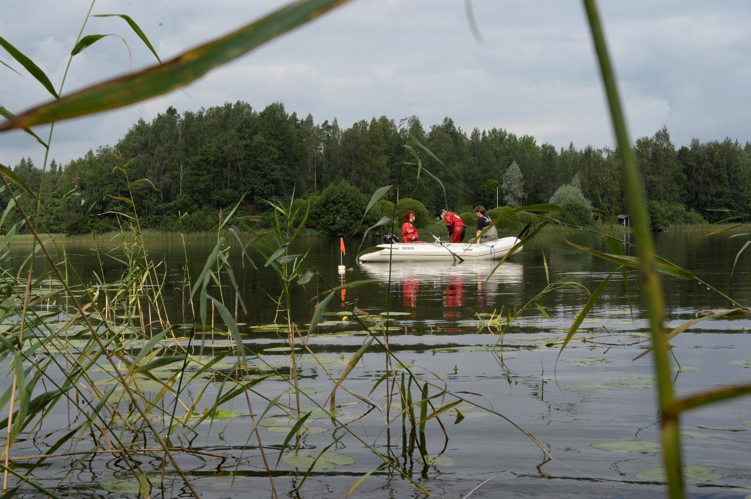 Kuva 1. Vesikasvikartoituksissa käytetty kumivene, joka on vakaa ja helposti siirreltävissä järvien välillä.