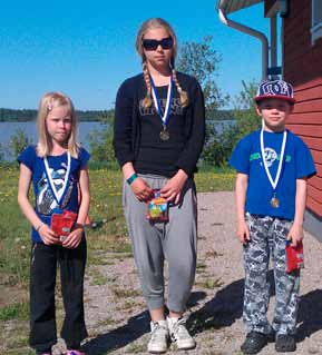 Kaksi polun kulkijaa tiesi vastaukset kaikkiin kymmeneen kysymykseen oikein ja voittajaksi arpa osoitti Tiia Aallon.