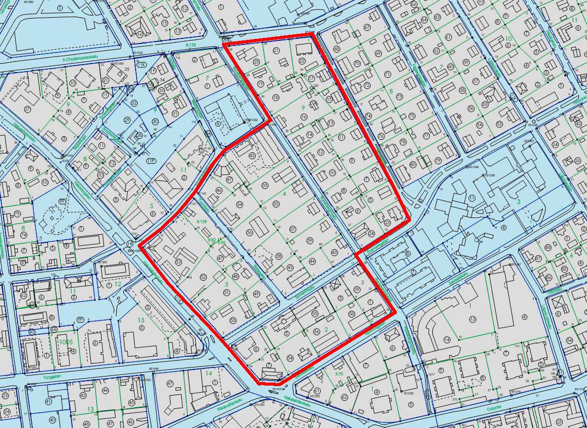 Maanomistus: Korttelialueet ovat yksityisten omistuksessa. Ote kantakartasta, kaupungin maanomistus kuvattu sinisellä. Suunnittelualueen rajaus punaisella viivalla.
