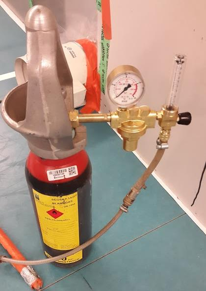 18 Kaasunsyöttölaitteisto Yleisin mittauksissa käytettävä kaasunsyöttöön tarkoitettu kaasupullo on kooltaan viisi kilogrammaa (kuva 4), jota voidaan tarvittaessa täyttää suuremmasta kaasupullosta.