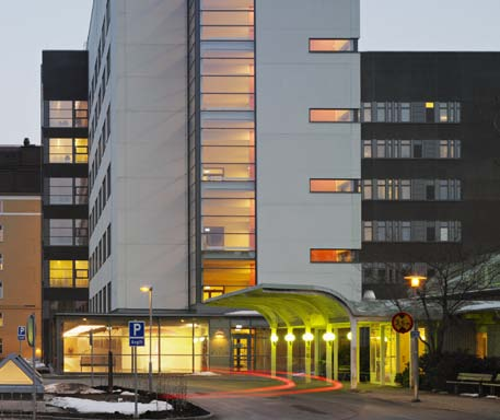 Minkä auringonsuojalasin valitset? Kun etsit auringonsuojalasia pääasiallisesti esteettisistä syistä, valintasi osuu ehkä massavärjättyyn, tai värilliseen pinnoitettuun lasiin.