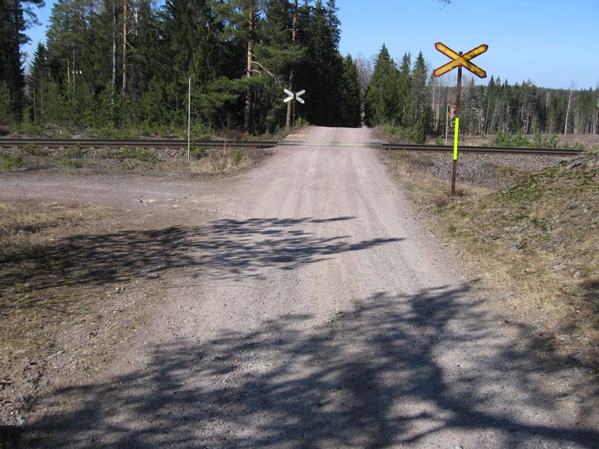 Kuva 4. Ingvallsbyn tasoristeys auton tulosuunnasta. Juna saapui tasoristeykseen oikealta. Bild 4. Ingvallsby plankorsning sedd i bilens ankomstriktning. Tåget anlände till plankorsningen från höger.