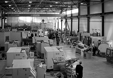 TAMPEREEN AMMATTIKORKEAKOULU OPINNÄYTETYÖ 6(33) 2 Machinery Oy Machinery Oy on yritys, joka muun muassa toimittaa suomalaiselle teollisuudelle työstökoneita maailman johtavilta yrityksiltä.
