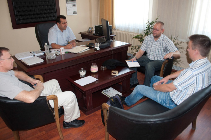 Laboratoriokierroksen jälkeen tapasimme Prof. Dr. Ahmet Hakan ONUR, Kaivososaston johtajan ja Prof. Dr. Erol Kayan, joka toimi mineraaliprossessiosaston johtajana, kuva 15.