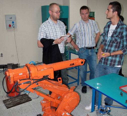 Vasemmalla Prof. Toygar. Kuva 25. Robotiikan laboratoriossa.