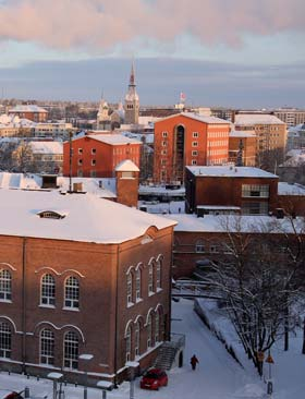 SISÄLTÖ 2 Tampere virtaa 4 Sujuvan elämän suuri kaupunki 6 Kuntarajat ylittävä yhteistyö 8 Tampereella tapahtui 2009 11 Toimintakertomus 2009 14 Tuloslaskelma 15 Rahoituslaskelma 16 Tase 18