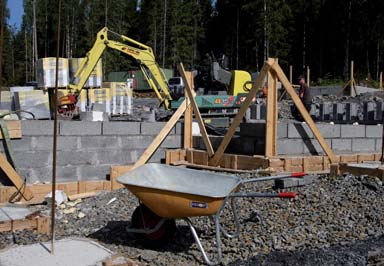 Koulukeskuksessa ovat myös päiväkoti, neuvola sekä harrastus- ja kokoontumistiloja. Liikekeskuksen kumppanuuskaavoitus käynnistyi keväällä 2009 ja kumppaniksi valittiin yritysryhmä POK/NCC.