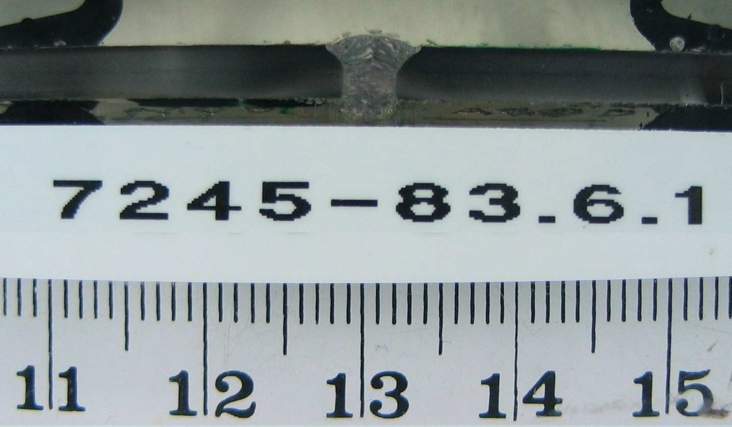 Kuva 10. (vasen) Ilmarako 1,3 mm, Q = 0,21 kj/mm (oikea) Ilmarako 1,3 m, Q = 0,15 kj/mm Kuvista nähdään, että lämmöntuonnin pienentyessä liitoksen kuvun korkeus pienenee ja samalla juuri kapenee.