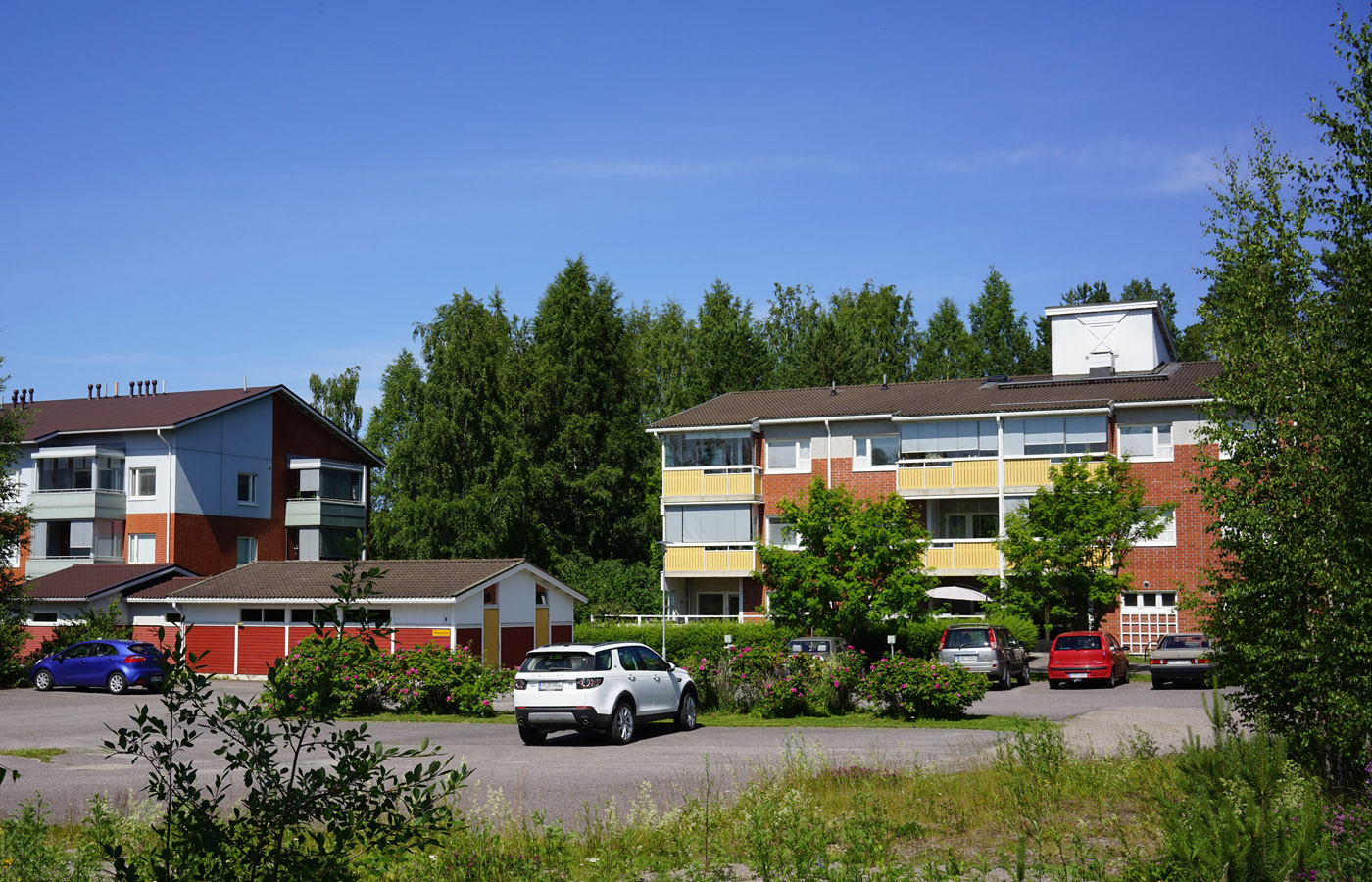 Kuva 6. Suunnittelualueella sijaitseva asuinkerrostalo oikealla. Talousrakennus sijoittuu tonttien rajalle.