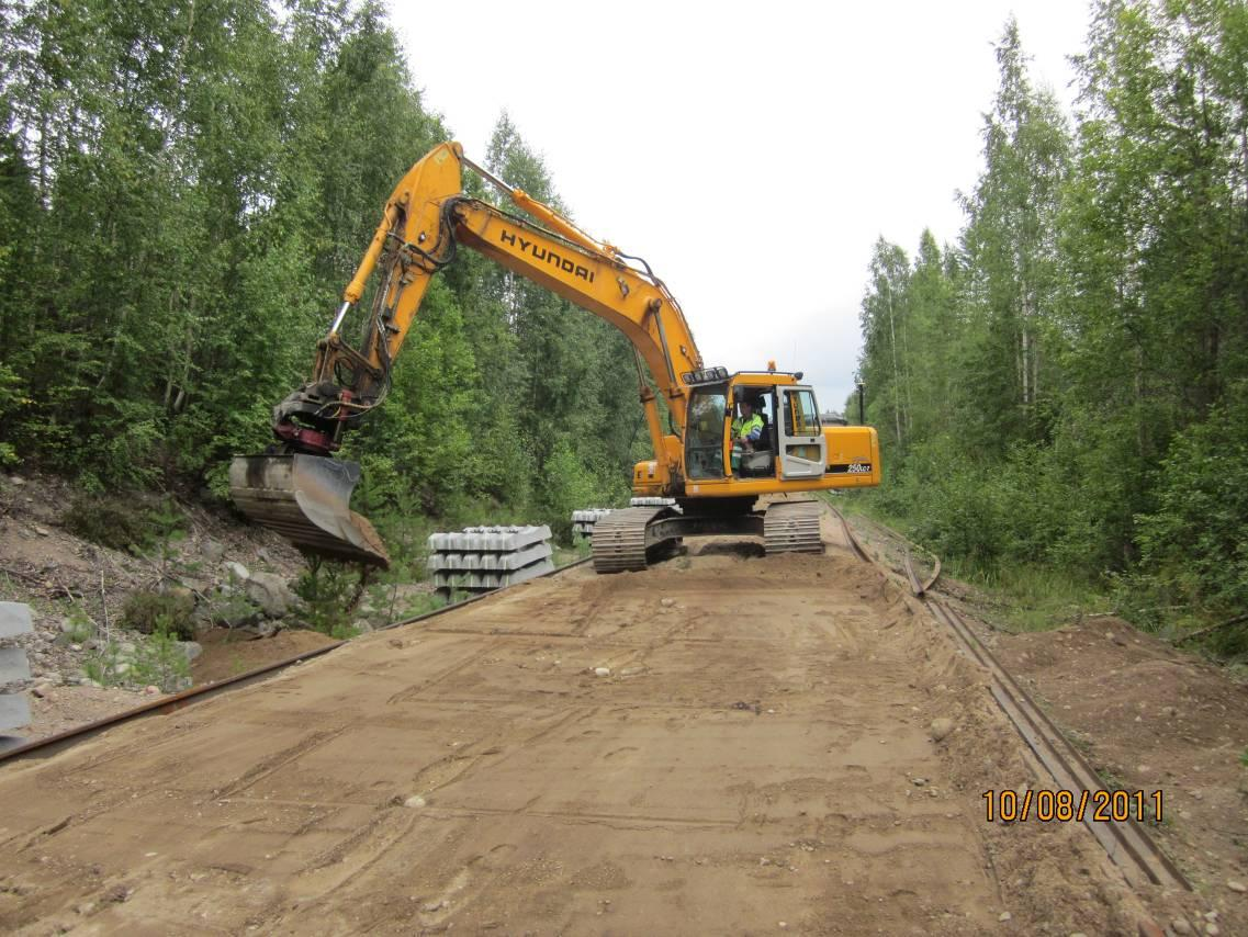 Pohjanleikkaus KUVA 9. GPS-koneohjauksella varustettu tela-alustainen kaivinkone (KKHt) Raiteen purkamisen perään tela-alustainen kaivinkone lähtee leikkaamaan pohjaa.