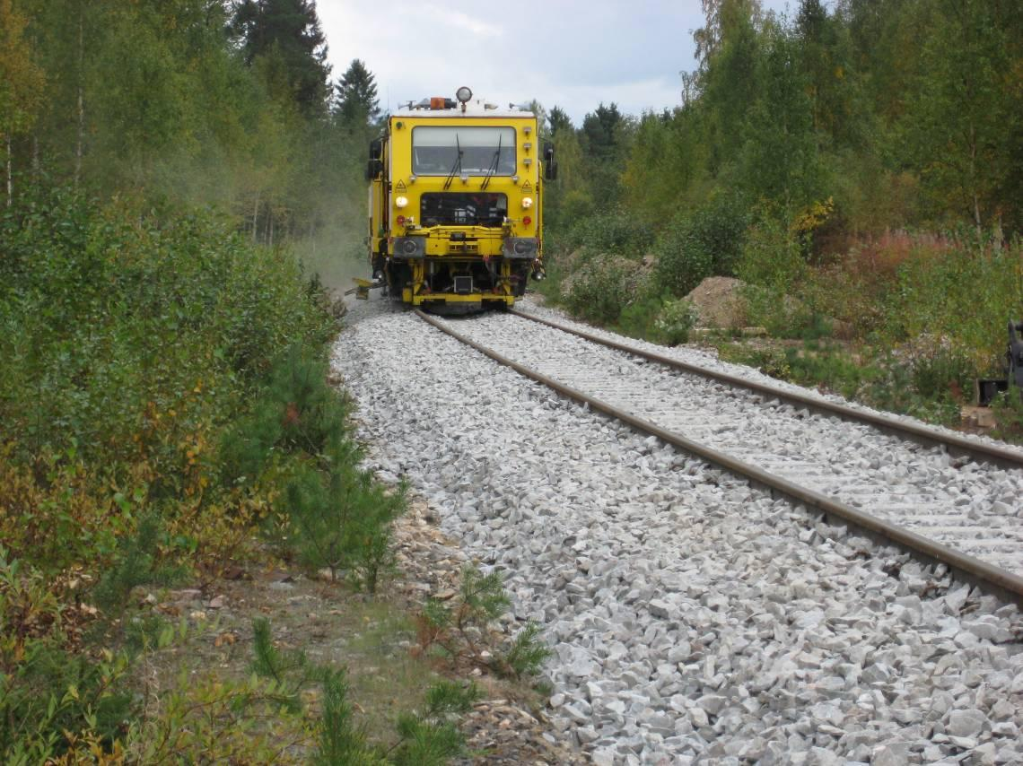 Tukeminen KUVA 13. Tukemiskone (Ttk) Sepelöity raide tuetaan koneellisesti asemaansa 3-4 nostokerralla tukemiskoneella.