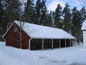 Artjärven kirkko ja hautausmaa ovat sijainneet vuosisatoja Säyhteen ja Pyhäjärven välisellä kapealla kannaksella, korkealla mäellä,