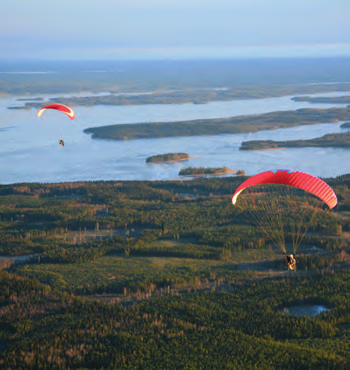 Liitäjä on itse ilmavirrassa ja kokee siten luonnon ympärillään paremmin kuin ohjaamon suojaama lentäjä. Riippuliitimessä on kiinteä siipirakenne, jonka painopisteeseen pilotti on ripustettu.