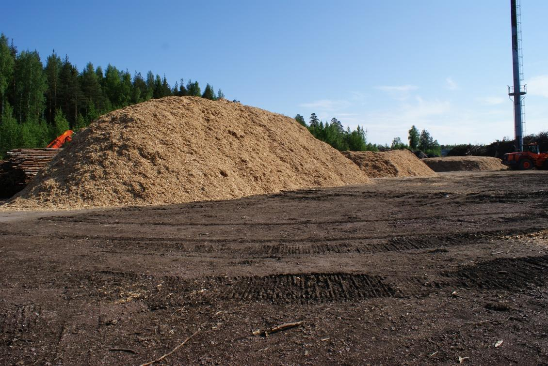 14 Kuva 2 Porvoon kentän koeasetelma 20 m 20 m Erä 1. 2 m korkea 20 m Erä 2. 2 m korkea 20 m Erä 1. Erä 2. Erä 3. Haketetut erät 1-2 levitetään patjaksi 5.
