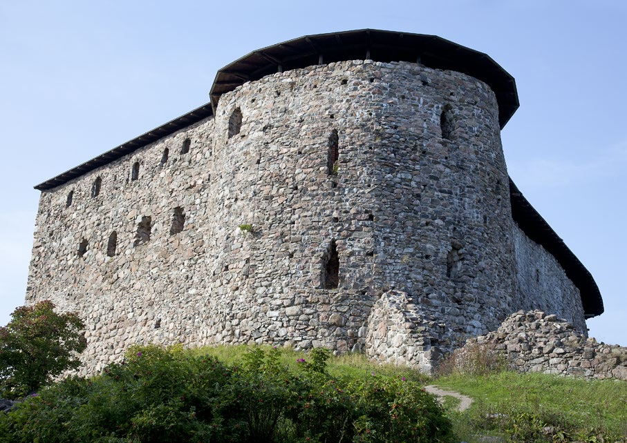 Raaseporin linna on rakennettu tiettävästi 1300-luvulla. Linna rakennettiin alun perin kalliosaarelle, mutta maankohoamisen vuoksi se sijaitsee nykyisin sisämaassa.