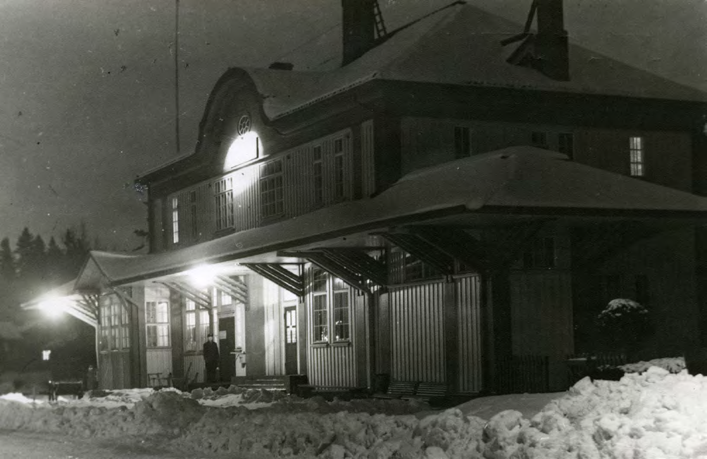 Yllä Huopalahden asema iltavalaistuksessa vuonna 1950. Väritys on muuttunut si