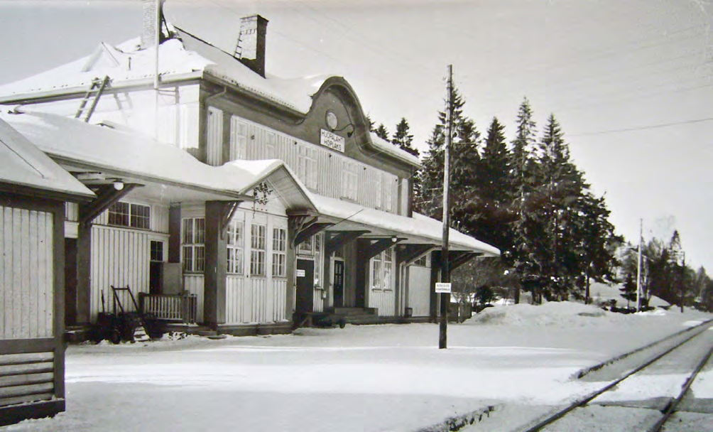 Julkisivuväritys poikkeaa nykyisestä. Kuva: Suomen rautatiemuseo, Olavi Lehtimaa. Alla Huopalahden asema 10.4.