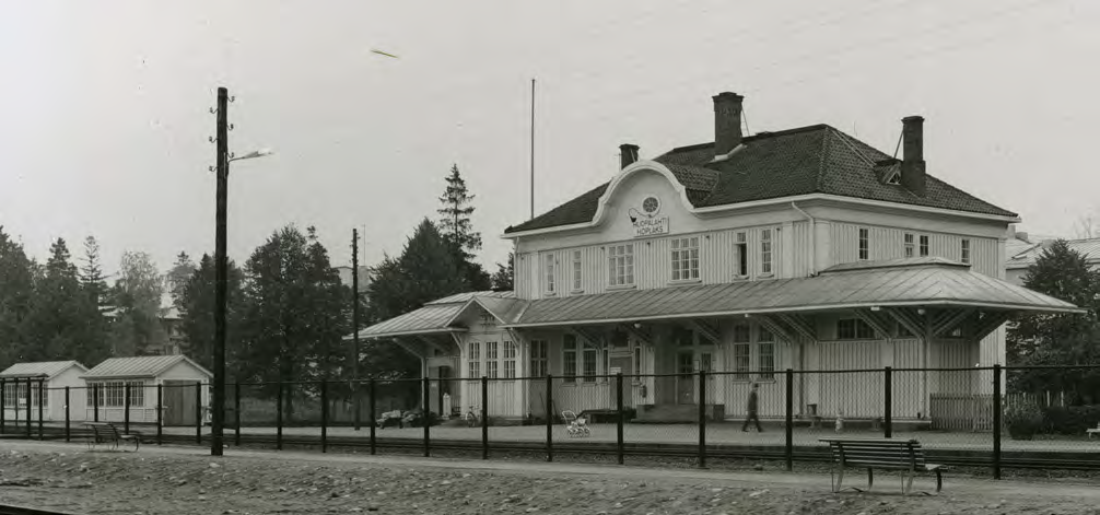 Yllä Huopalahden asema 1963. Asemarakennuksen väritys on taas vaihtunut.