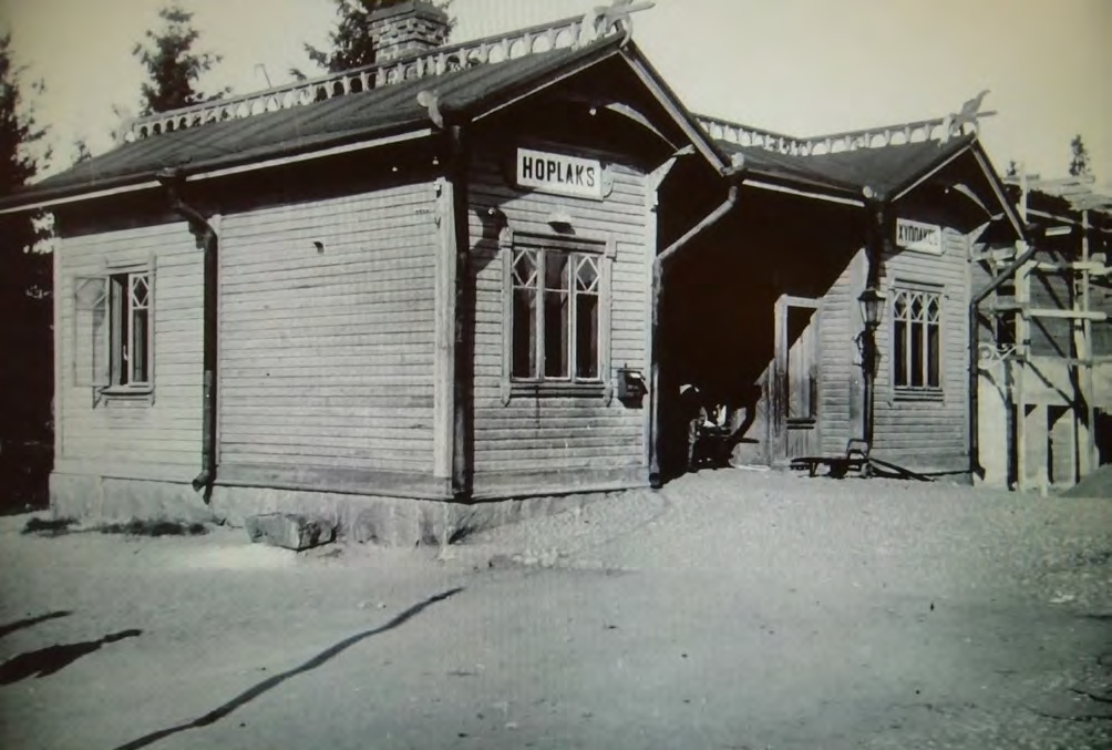 Yllä valokuva Huopalahden vanhimmasta asemarakennuksesta
