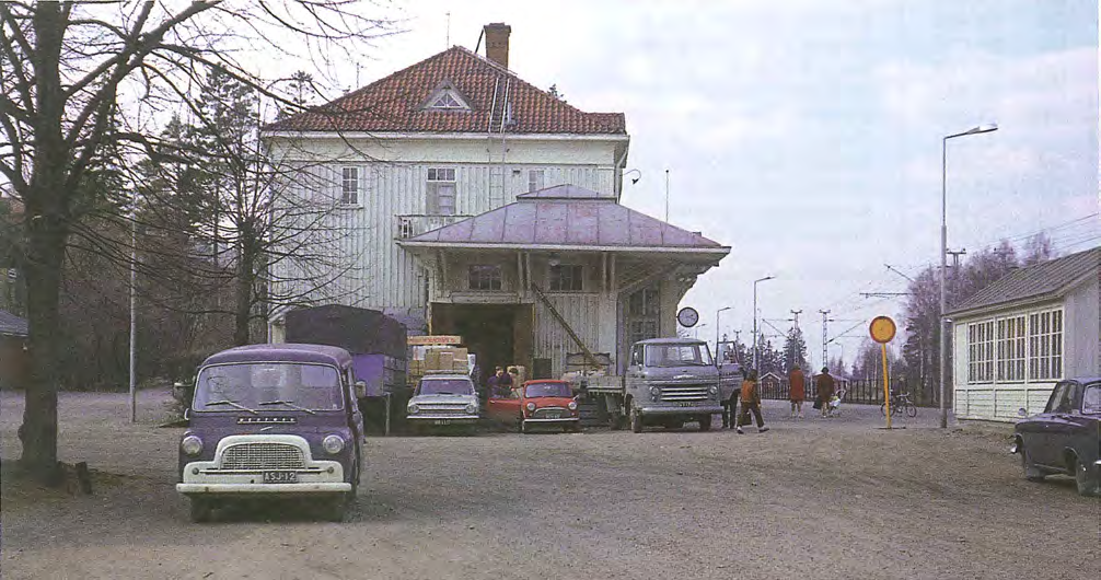 Puiset talotikkaat on vaihdettu terästikkaiksi.