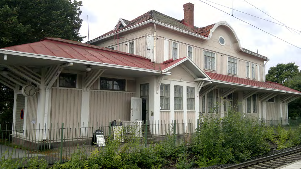 Ikkunoiden vierillä olevat julkisivulaudat on maalattu valkoisiksi, toisin kuin 1920- tai 30-luvun valokuvassa (ks. s. 2).