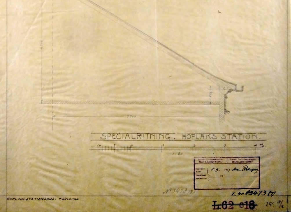 Yllä piirustus numero 3473 (6): Kolmannen luokan odotussalin tuulikaappi (Kylätien puolella) 1:20. Piirustus on päivätty 23.12.1919.