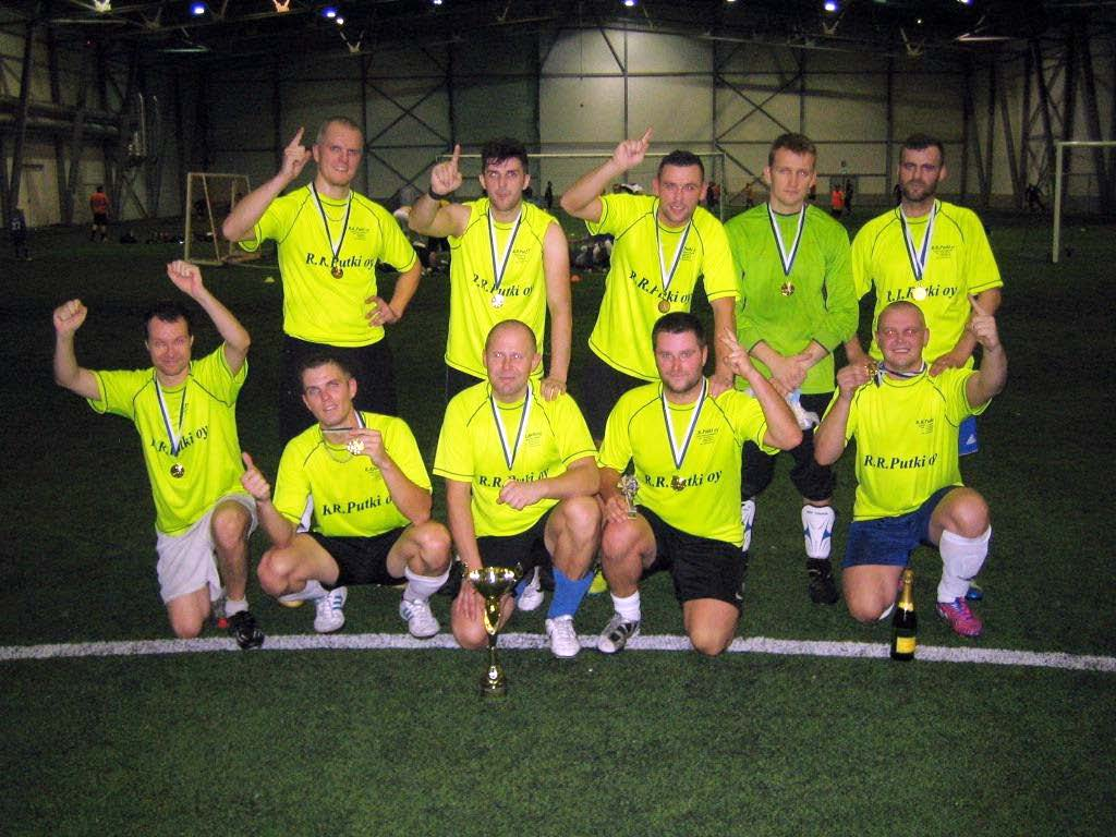 JALKAPALLO Jalkapallosarjat ja cup pelattiin keskiviikkoisin 6.5 17.6 sekä 5.8 30.9.2015 A-Link Areenalla Espoossa. Yhteensä pelattiin 113 peliä 18 joukkueen voimin.