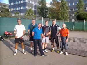 TENNIS Kauden aikansa mukana oli 4 joukkuetta ja 16 pelaajaa. Pelipaikkana toimi Pickala Tenniksen kentät Pikkalassa. Pelipäivä oli tiistai.