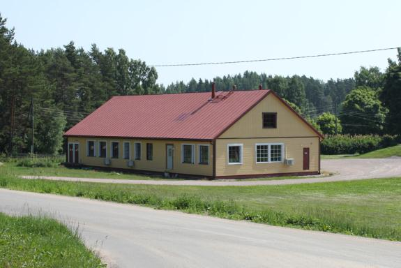 Suunnittelualueen pohjoispuolella on omakotitalorakennuksia 1970- ja 1980-luvulta. Alueen eteläpuolen rakennukset ovat 2000-luvulla rakennettuja. 3.1.3 Maanomistus Alueen omistaa Loviisan kaupunki.