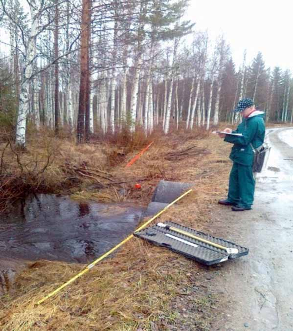 Näiden laskelmien perusteella voimme todeta, että nykyisestä runsaasta 00 kg:n vuotuisesta kokonaisfosforin kuormasta pitäisi saada vähintään noin 0 kg (noin 0 %) pois, jotta