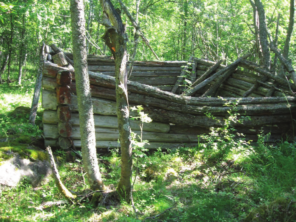 Paskaleton kalasaunan jäänteet Simossa.