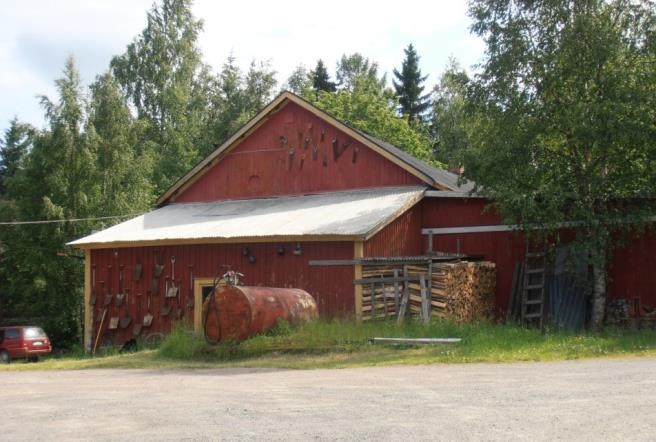 Rakennuksen vanhin osa on valmistunut 1900-luvun alkupuolella, mahdollisesti jo1900- luvun vaihteessa päärakennuksen laajennuksen kanssa.