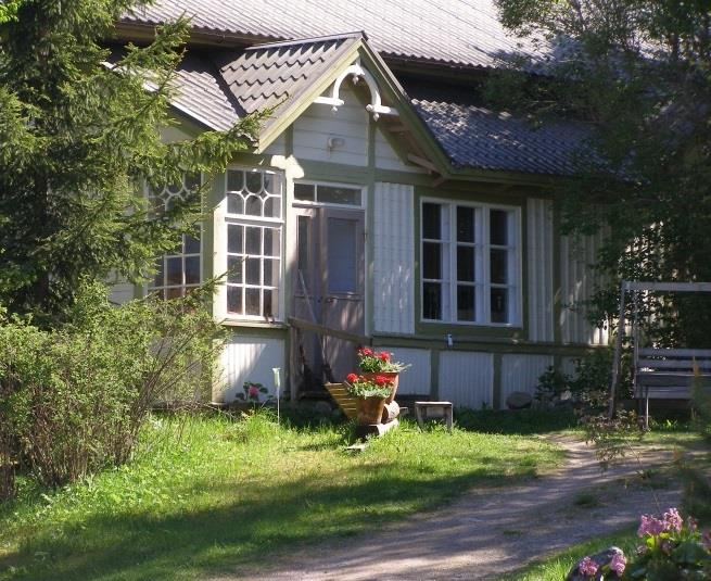 1850 valmistunut ja 1900 laajennettu uusrenessanssista ja nikkarityylistä vaikutteita saanut päärakennus on myöhemmästä laajennuksesta huolimatta säilyttänyt perinteisen ulkoasunsa hyvin