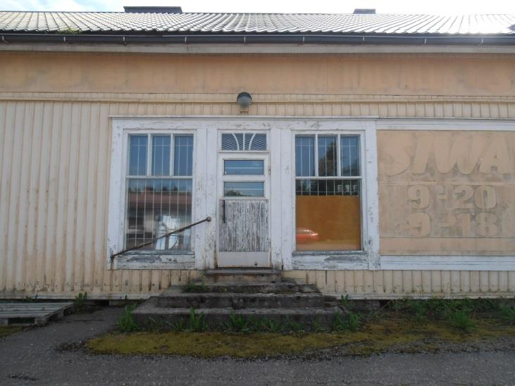 Betoni Peiterimavuoraus, yläosassa kapea pystypaneeli, kerroslista. Vaalea väritys.