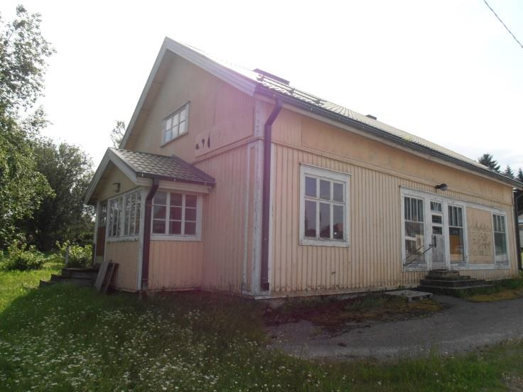Pohjoissivulla kolmijakoiset kuusiruutuiset ikkunat. Suuret näyteikkunat yläosastaan kolmiruutuiset.