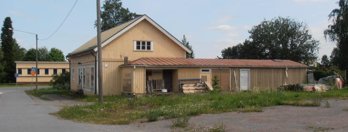 peiterima- ja pystypaneelivuoraus, kuisti, vanhat ikkunat ja pääovi, liiketilojen suuret näyteikkunat). Rakennuksen piirteissä on uusklassismin vaikutusta.