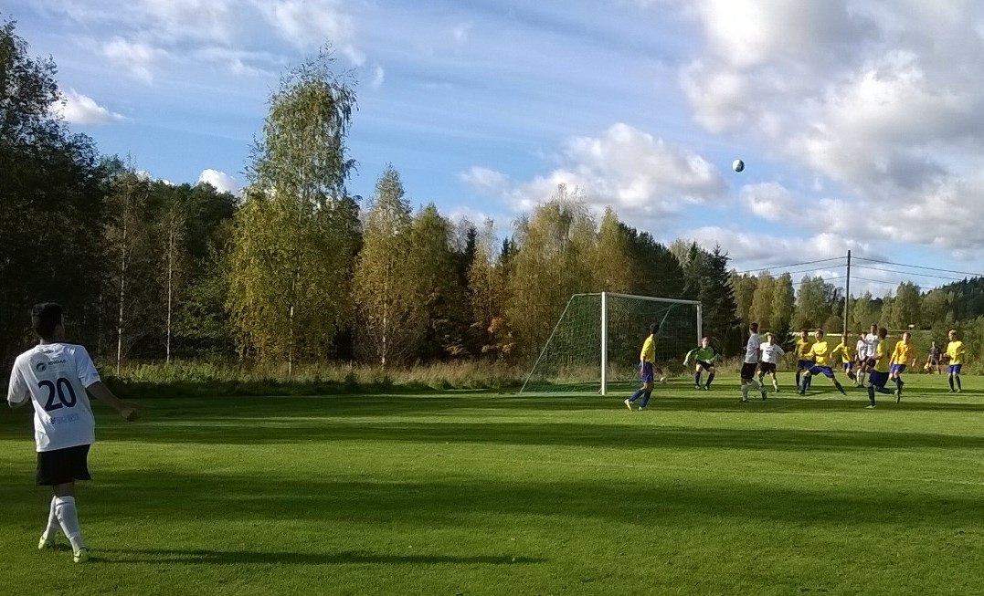 Lauri Tapiola puskemassa Alin keskitystä maaliin. Hakan B-pojat tarjosivat sunnuntaina 28.9. katsojille kunnon maalijuhlat.