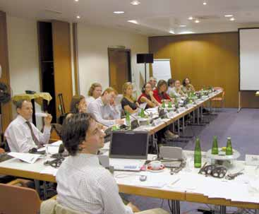 Euroopan rasismin ja muukalaisvihan seurantakeskus EUMC:N TOIMINTA VUONNA 2006 Copyright: EUMC EUMC:n kokoukset EU:n jäsenvaltioiden yhteyshenkilöiden verkoston kanssa EU:n toimielinten ja