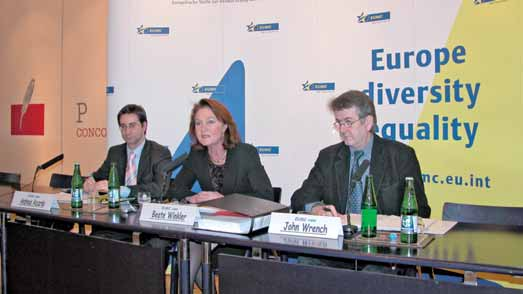 Euroopan rasismin ja muukalaisvihan seurantakeskus EUMC:N TOIMINTA VUONNA 2006 28. marraskuuta 2006 Step up efforts against racism, says EUMC.