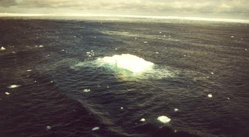23 Kuva 5. Crowler eli pieni monivuotisen jään kappale (U.S.Coast Guard) 5 NAVIGOINTI JÄISSÄ Navigointi jäissä on koko jääajomanuaalin tärkein kokonaisuus.