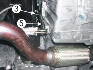 Monter den vedlagte bolten (3) låseskiven (4) og braketten (5), i det ledige gjenga hullet (2) på motoren. Ikke trekk til bolten.