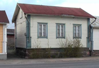Rakennuksen sijainti Sovionkadun varren tiiviissä saman tontin neljän talon rivissä on perinteinen.
