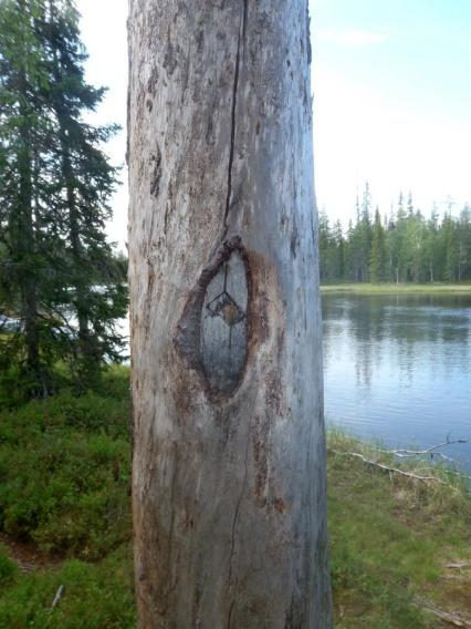 13 maakumpu, jonka keskellä on suorakulmainen kuoppa. Rakenne muistuttaa tunnettuja hautapaikkoja Lapista. Lähiseudulla ei ole asutusta, joten kyseessä tuskin on kesähauta.