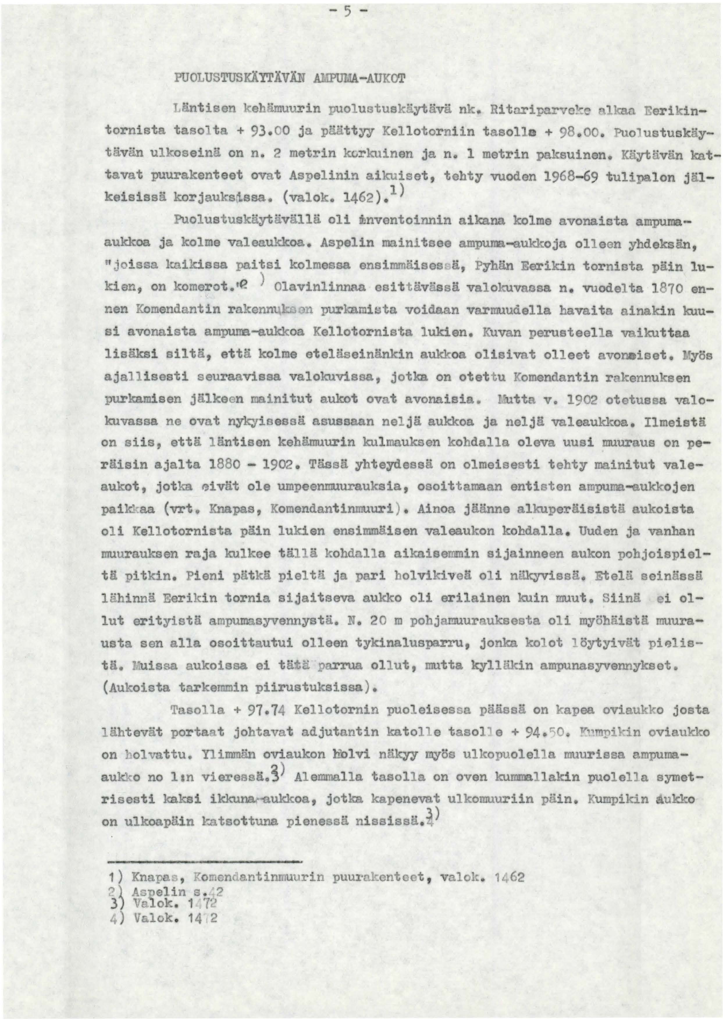- 5 - PUOLUSTUSKÄlTÄVÄN AMPUMA-AUKOT J, ntisen ke '!muurin puolustuskäytä.vä. nk,. Ri tnriparvo~-:i::- nl n Eerikintornista tasolta + 93.00 ja päättyy Kellotorniin tasolle + 98.oo.